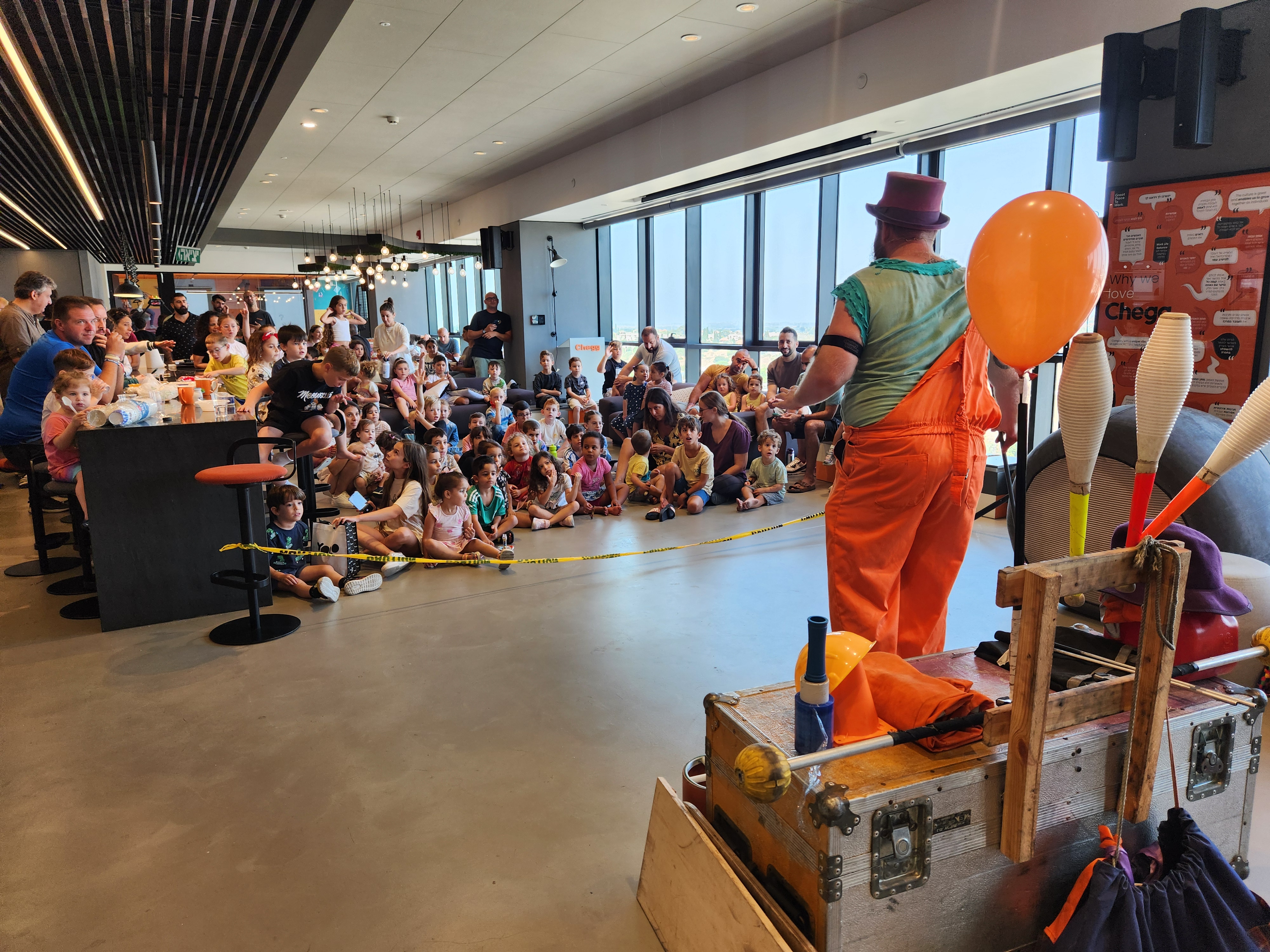 קהל צוחק במופע