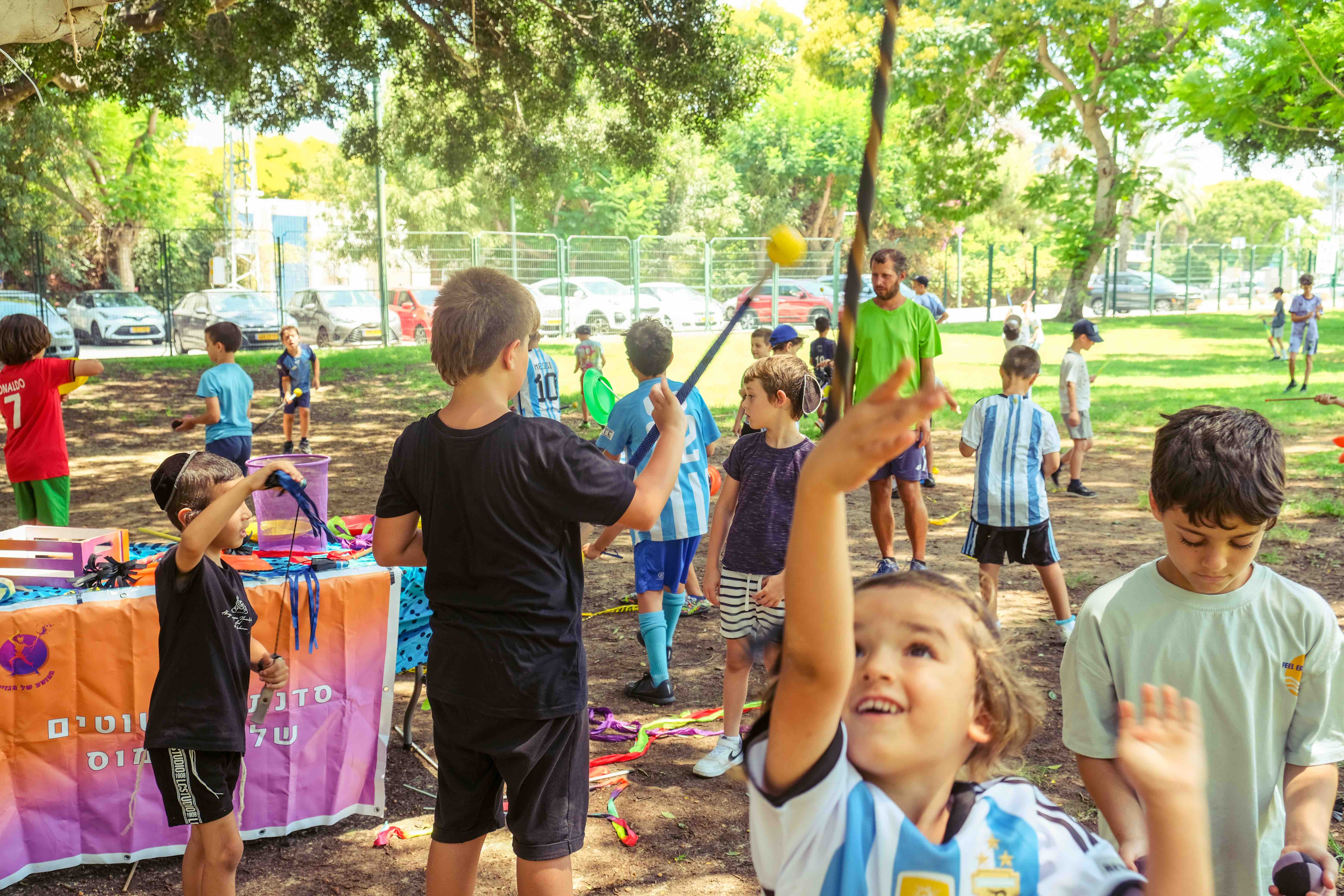 ילדים משחקים בסדנת ג'אגלינג