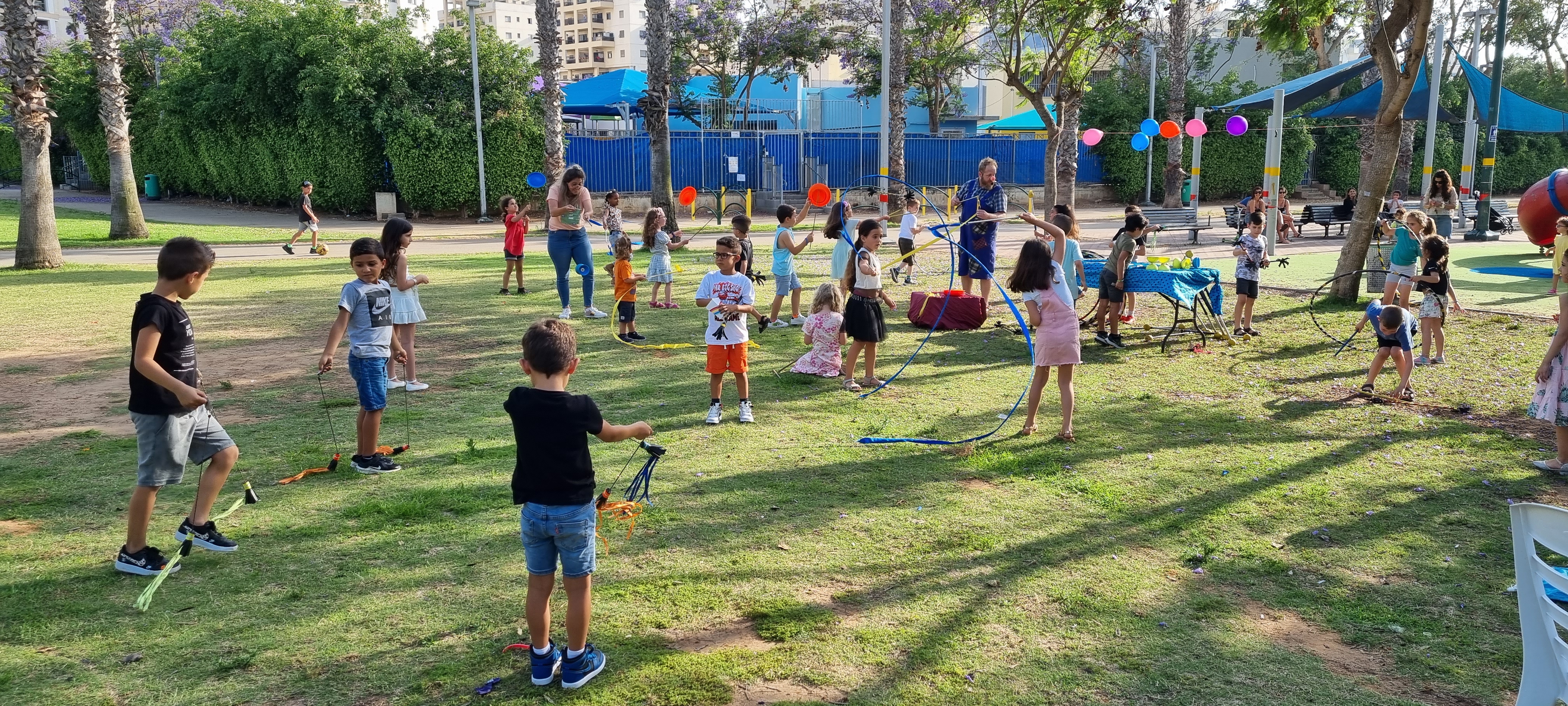 ילדה משחקת בסדנת ג'אגלינג